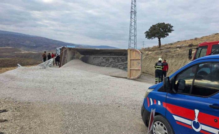Kırıkkale’de mıcır yüklü kamyon devrildi: 1 yaralı