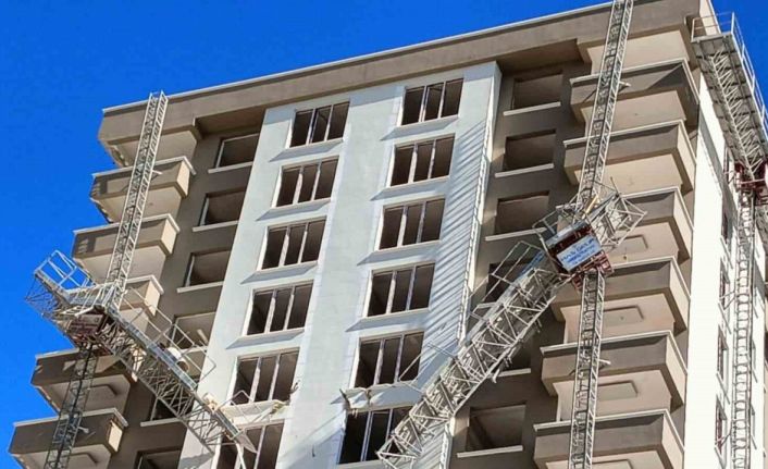 Kırılan yük asansöründen düşerek hayatını kaybeden inşaat işçisi son yolculuğuna uğurlandı