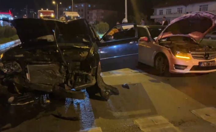 Kırmızı ışıkta bekleyen araca çarptı, otomobilinden inerek koşarak kaçtı