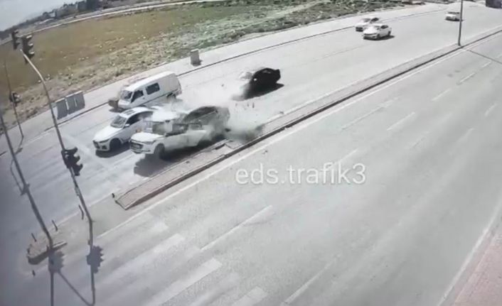 Kırmızı ışıkta duran otomobile arkadan son sürat çarptı