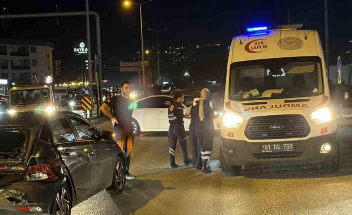 Kırmızı ışıkta duran otomobile kamyon çarptı: 2 yaralı