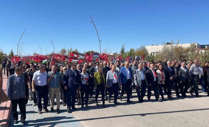 KMÜ’de üniversite öğrencileri ve akademisyenler Gazze için yürüdü