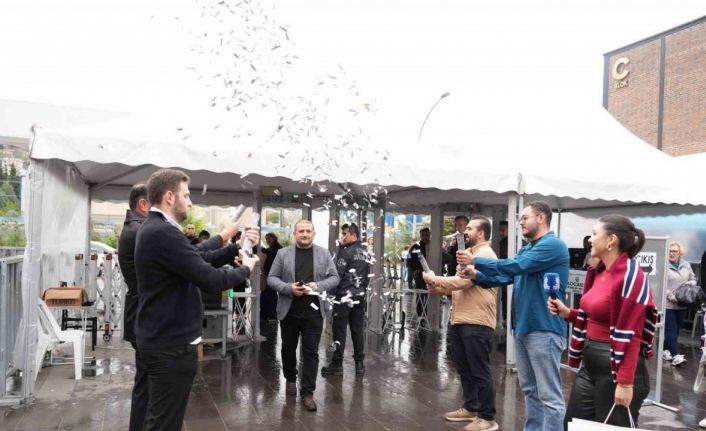 Kocaeli Kitap Fuarı’nda 1 milyonuncu ziyaretçiye konfetili karşılama