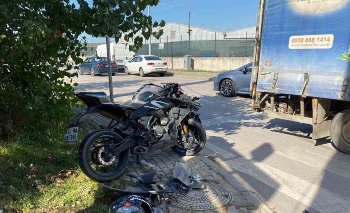 Kocaeli’de kamyonetle çarpışan motosiklet sürücüsü ağır yaralandı