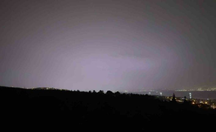 Kocaeli’de şimşekler adeta geceyi gündüze çevirdi
