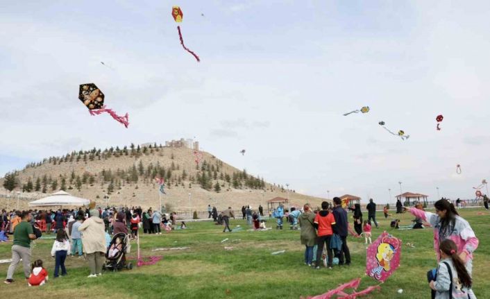 Kocasinan’da uçurtmalar gökyüzünü renklendirdi