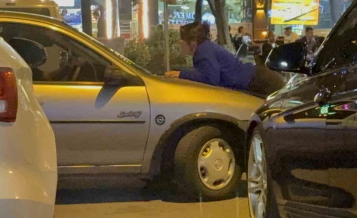 Kocasıyla tartışan kadın otomobilin kaputuna yattı