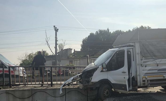 Kontrolden çıkan kamyonet köprü demirlerine saplandı