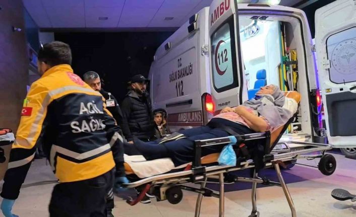 Kontrolden çıkan otomobil duvara çarptı: 3 kişi yaralandı