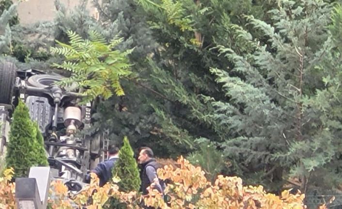 Kontrolden çıkan otomobil istinat duvarından aşağı uçtu: 1 yaralı