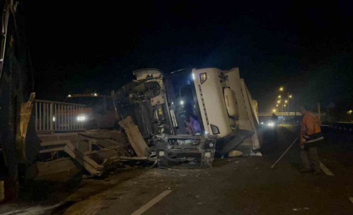 Kontrolden çıkan tır, bariyerleri biçtikten sonra yan yatarak durabildi