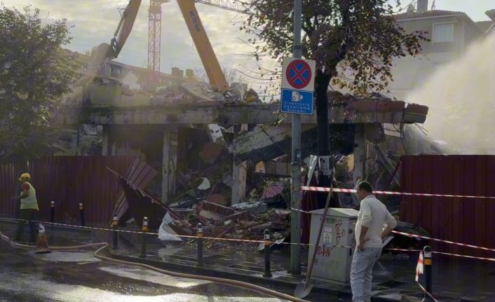 Kontrolsüz yıkım tehlike saçtı, bina parçaları caddeye savruldu