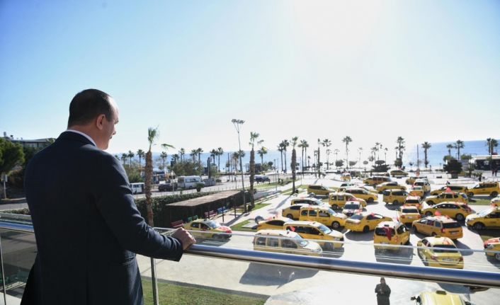 Konyaaltı’da taksicilerden Türk bayraklı Cumhuriyet konvoyu