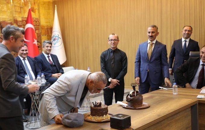 Köprü dizisine de konu olan Erzincan’ın güleç yüzü Tuncay’a, Validen doğum günü sürprizi