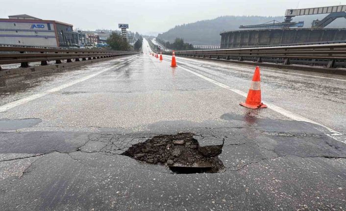 Köprü girişindeki çatlaklar tehlike oluşturuyor