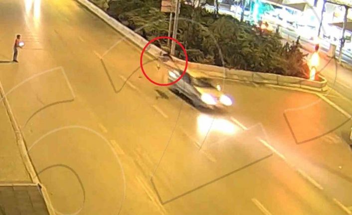 Koşarak karşıya geçerken otomobilin çarptığı şahıs havaya savrularak ağır yaralandı