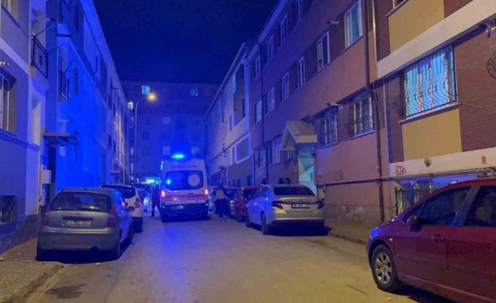 Kötü koku ihbarı üzerine gelen ekipler, yaşlı adamı evinde ölü buldu