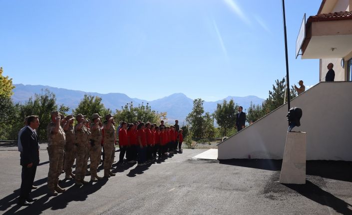 Köy okuluna jandarmadan Atatürk köşesi