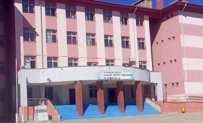 Küçük Sidra’nın talebi yerine getirildi, konferans salonu tiyatro sahnesine dönüştü