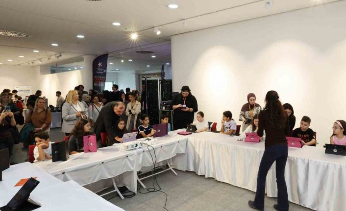 Küçükçekmece Belediyesi’nin düzenlediği Yapay Zeka Şenliği’nde öğrenme ve üretme fırsatı