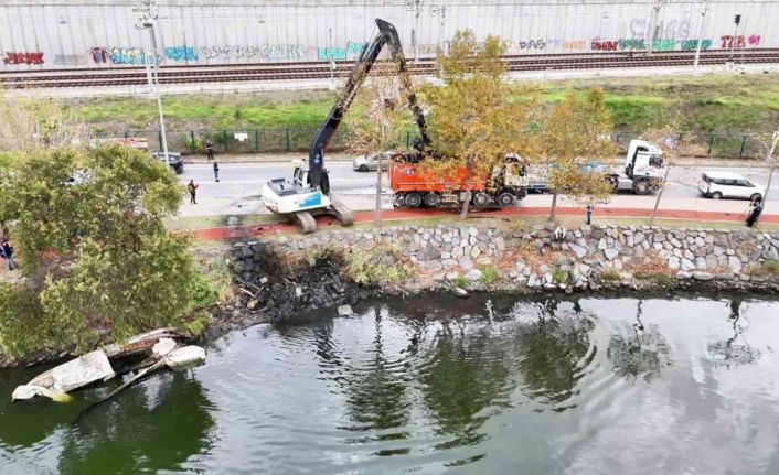Küçükçekmece Menekşe deresindeki batık tekneler temizleniyor