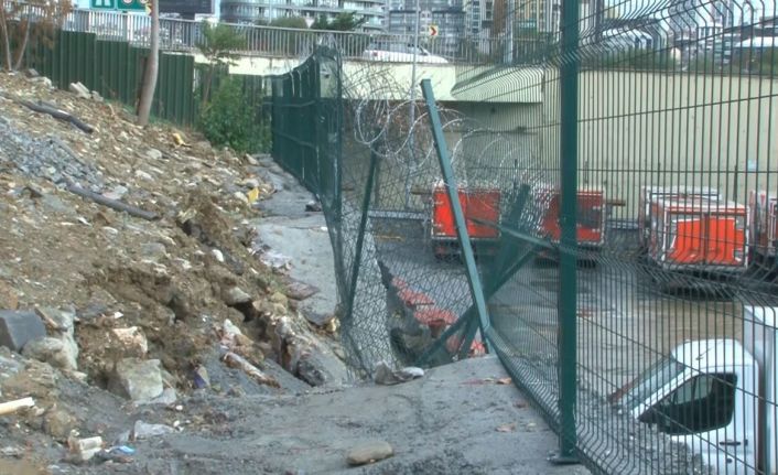 Küçükçekmece’de dondurma fabrikasının istinat duvarı çöktü