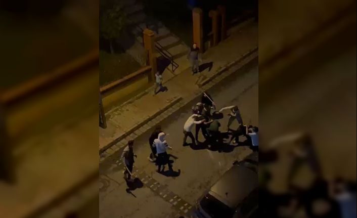 Küçükçekmece’de iki grup arasındaki sopalı kavga cep telefonu kamerasında