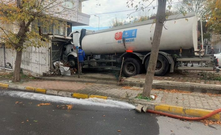 Küçükçekmece’de İSKİ’ye ait su tankeri iş yerine girdi: Faciadan dönülen kaza kamerada