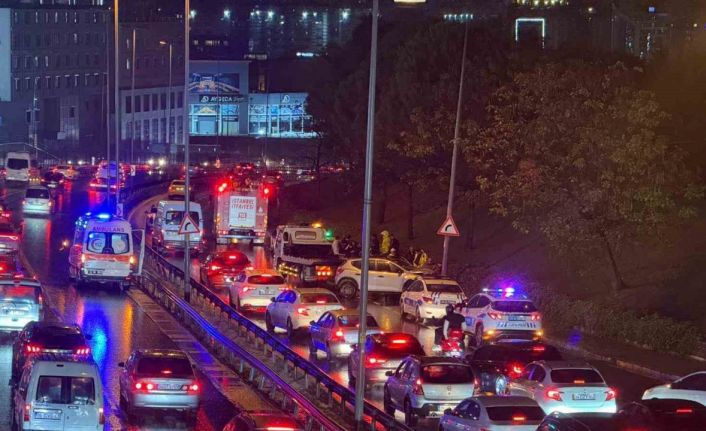 Küçükçekmece’de kontrolden çıkan otomobil aydınlatma direğine çarptı: 1 yaralı