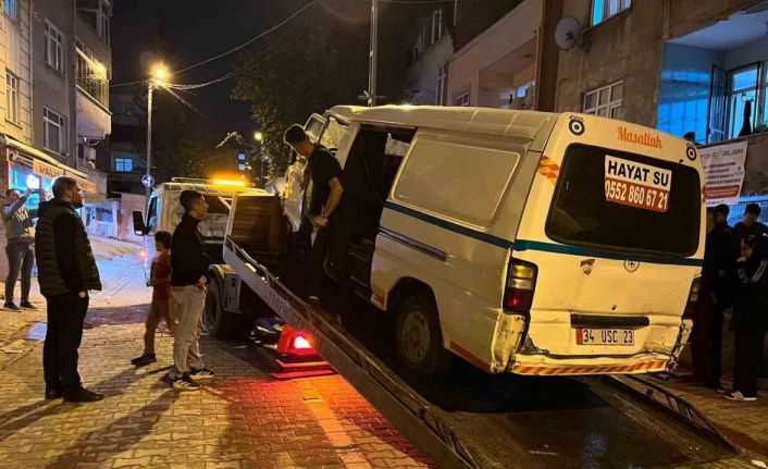 Küçükçekmece’de otomobil park halindeki 4 araca çarptı: 2 yaralı