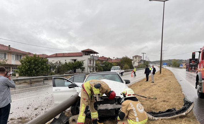 Kula’da facianın eşiğinden dönüldü: Otomobil orta refüje çıktı