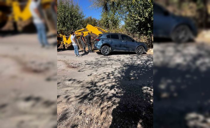 Kurtalan’da çukura düşen araç kepçe yardımıyla çıkartıldı