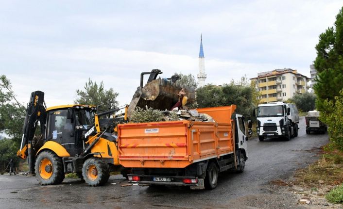 Kuşadası’nda metruk binanın çevresindeki atıklar temizlendi