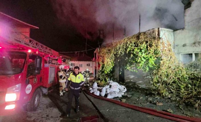 Kütahya’da 2 katlı binada çıkan yangın korkuttu