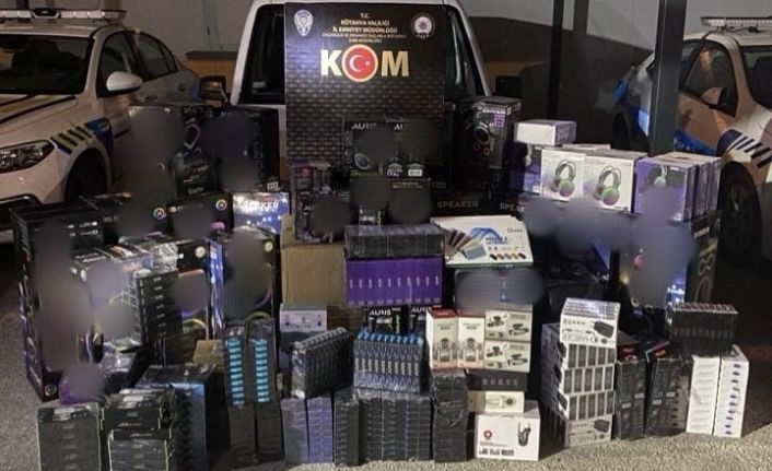 Kütahya’da bir araçta çok sayıda kaçak elektronik ürün ve telefon aksesuarı ele geçirildi