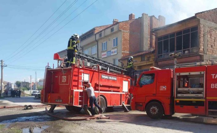 Kütahya’da iş yerindeki yangında 1 itfaiye eri yaralandı