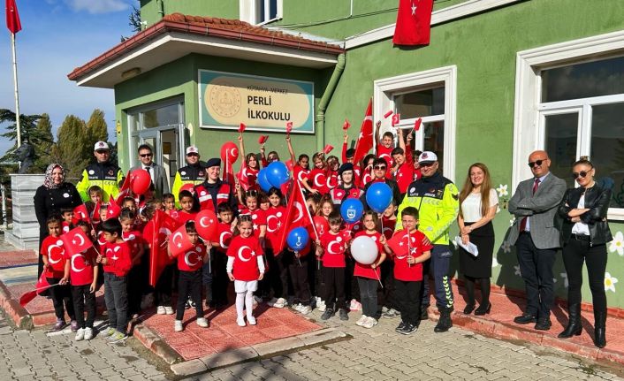 Kütahya’da jandarma ekipleri miniklerin Cumhuriyet Bayramını kutladı