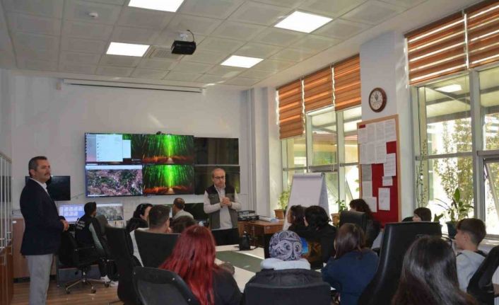 Kütahya’da lise öğrencileri orman yangınlarıyla mücadele konusunda bilgilendirildi