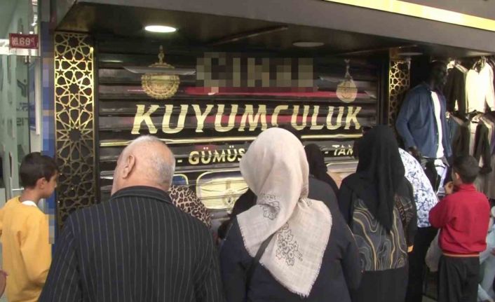 Kuyumcu altınları alıp kaçtı, vatandaşlar dükkanı yağmalamaya çalıştı