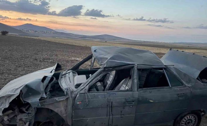 Lastiği patlayan otomobil karşı yoldan gelen cipe çarptı