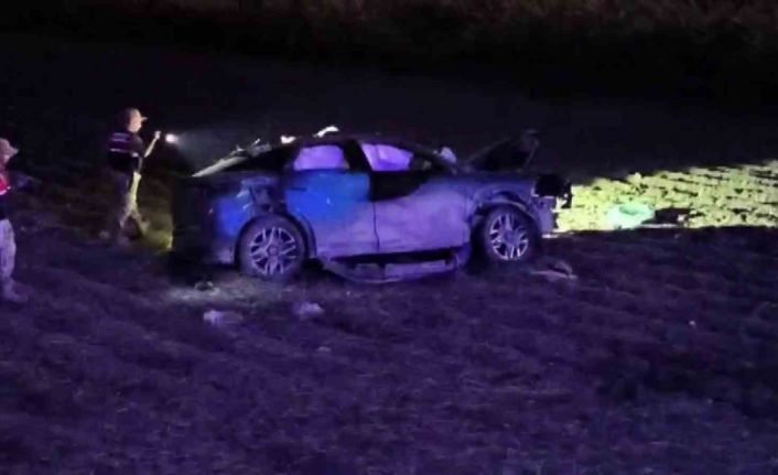 Lastiği patlayan otomobil tarlaya uçtu: 1 ölü, 2 yaralı