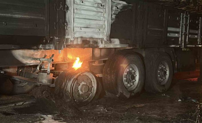 Lastikleri tutuşan tomruk yüklü tırı yanmaktan itfaiye kurtardı