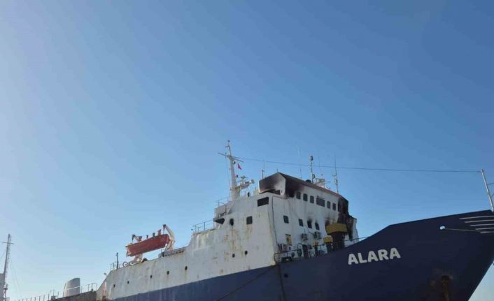 Limana bağlı yük gemisinde çıkan yangın söndürüldü