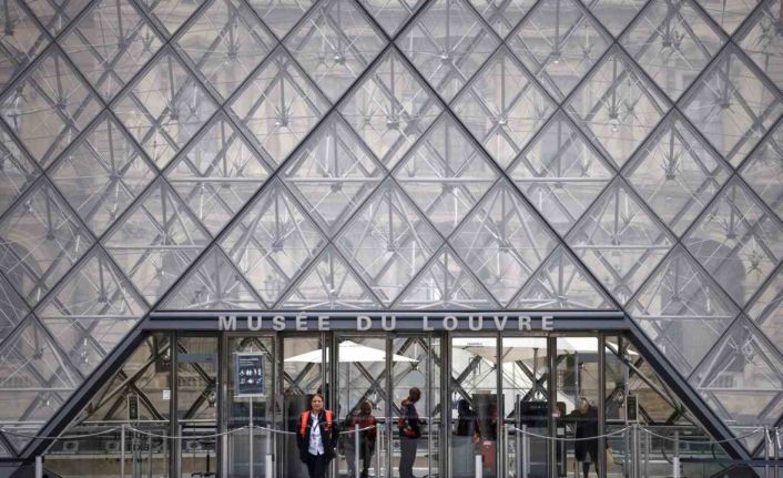 Louvre Müzesi soygundan 3 gün sonra yeniden ziyarete açıldı