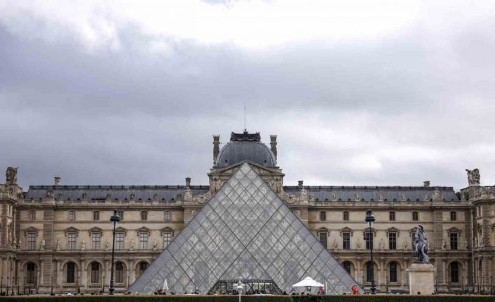 Louvre Müzesi’ndeki değerli mücevherlerin Fransa Merkez Bankası’na taşındığı iddiası