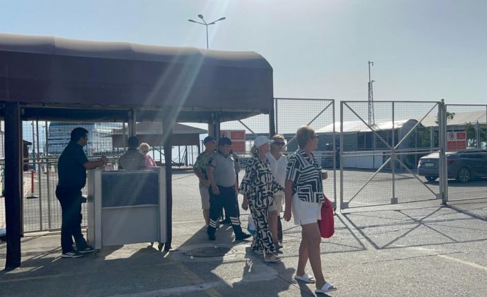 Lüks kruvaziyer 867 yolcu ve 469 mürettebatıyla Alanya’ya demirledi