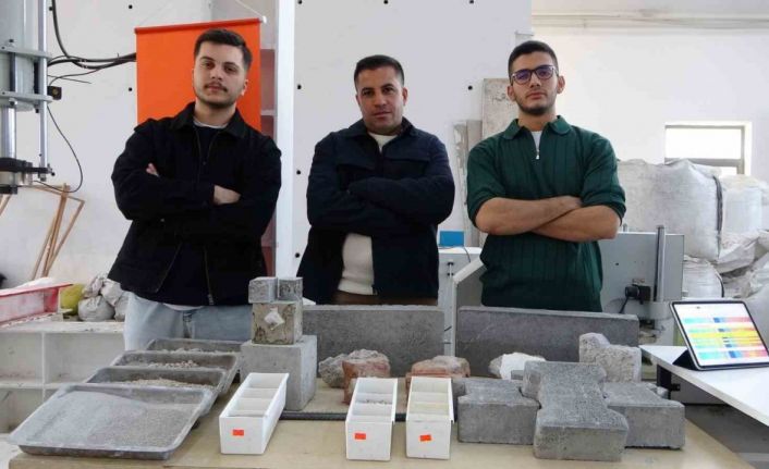 Malatya’da deprem enkazı beton yola dönüştü