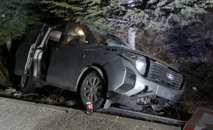 Malatya’da hafif ticari araç refüje çarptı: 1 yaralı