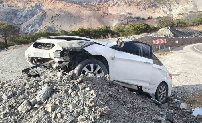 Malatya’da   kontrolden çıkan araç toprak yığınına çarptı: 1 yaralı