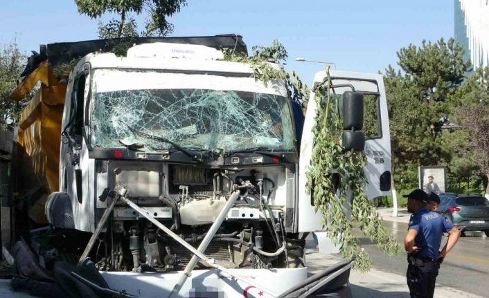 Malatya’da kontrolden çıkan hafriyat kamyonu iş yerlerine daldı